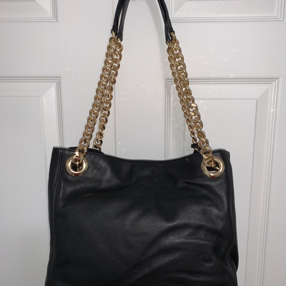 Valentino by Mario Valentino Black soft leather shoulder bag. - Picture 6 of 13